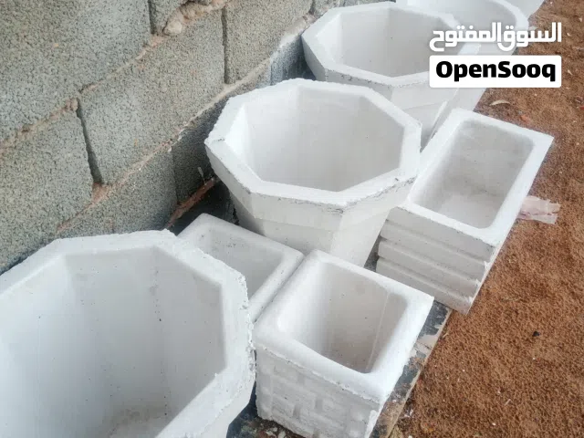 نخدم في احواض الزرع للحدايق