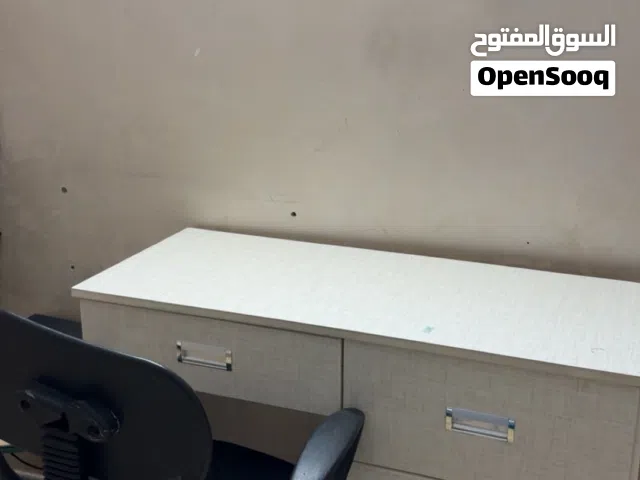 مكتب + كرسيين/ للبيع السعر 1500
