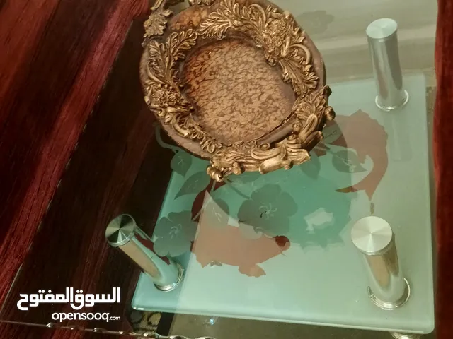 طقم كنب مستعمل مع طاولات زجاج