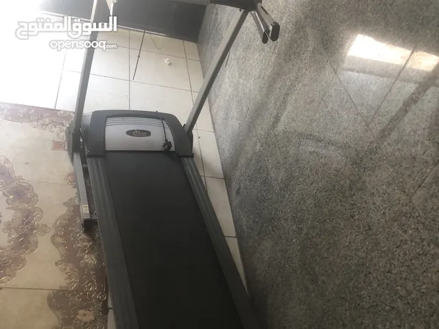 هلثكير جهاز سير كهربائي قابل للطي 1.5 حصان بشاشة LCD مع 12 برنامج - أسود