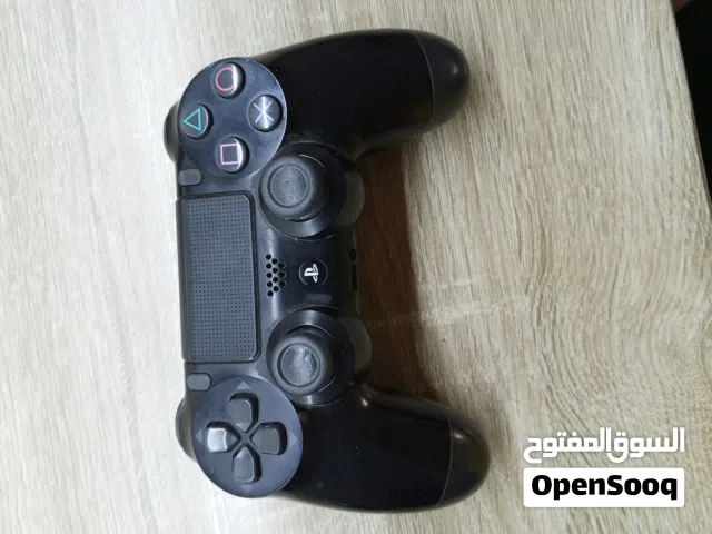 يد بلايستيشن 4 باللون الأسود أصلية مشحونة و نظيفة شغالة مئة بالمئة.