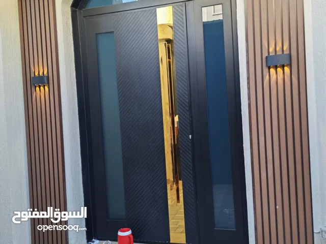 إضاءة رائعه مع بديل الخشب والعشب الوردي