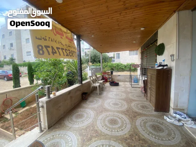 شقة أرضية مساحتها الداخلية 186 والخارجي تقريبا 40تم تنزيل السعر