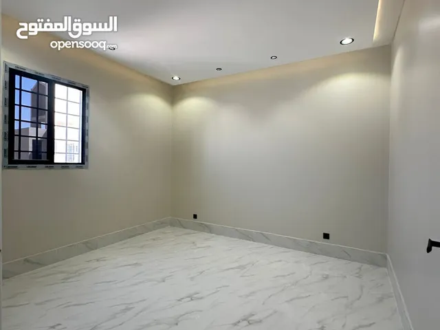 شقة للايجار الرياض حي ظهرة لبن  *مكونه من :*  ثلاث غرف نوم  *2 حمامين*  *1صاله*  *مطبخ    *المكي