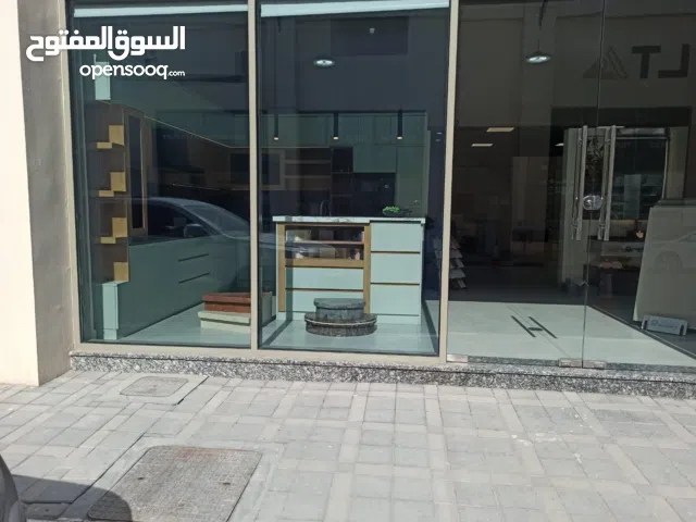 شركة مع رخصة تجارية ومحل مع العروض مجهز بالكامل