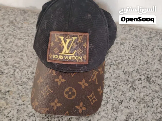 قبعه لويس فيوتون سوداء فخمه جدا سوداء وبني و حروف مخيطه بالذهبي