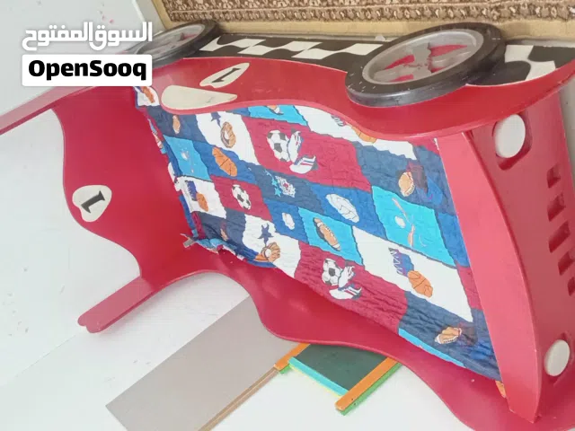 اثنين سرير مفرد مع اثنين كومدينا بحالة.جيدة جدا