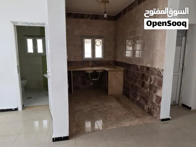 شقه الدور الارضي غرفتين + دورة مياه + وسط حوش + مطبخه + قراج للسياره + حجنان