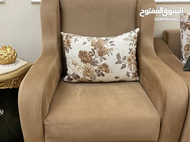 كنب صالون (11)مقعد نضيف شبه جديد للبيع بسعر مناسب