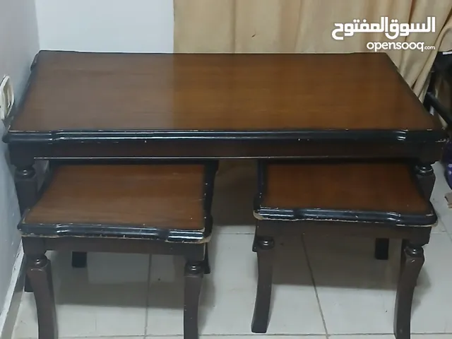 طربيزات عدد 4 للبيع وكنبة مجوزة للبيع ب20 دينار