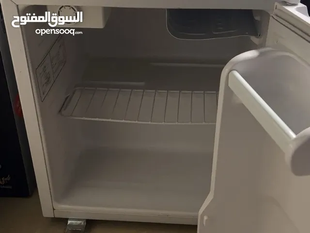 ثلاجة نظيفة بحالة ممتازة مع فريزر علوي
