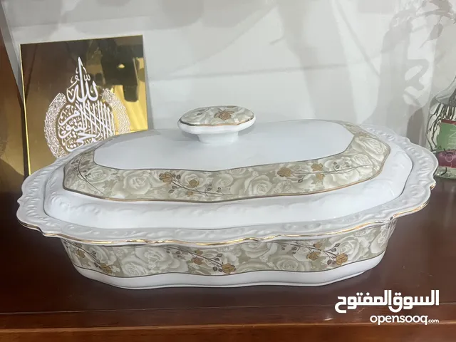 صحن بورسلان كبير ، مع غطاء له