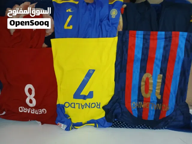 3 اطقم رياضيه للبيع(الوحدة بي 8 و تأتي معه طباعة اسم و الرقم جاهز و شورت)