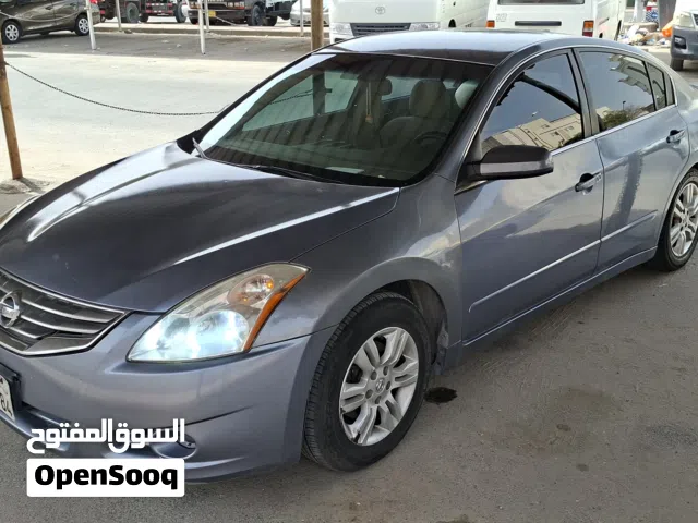 2012 نيسان التيما Standard