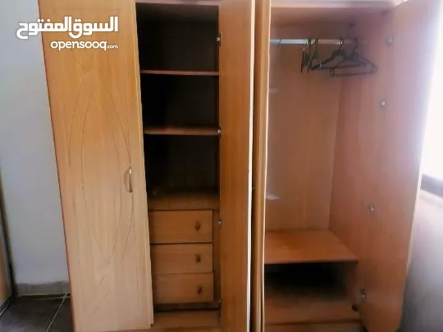 خزائن لون بني/بيج في حالة جيده للبيع
