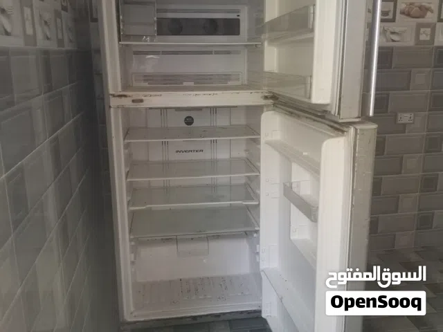 ثلاجه مستعمله بس فيه مشكله في الباب فقط