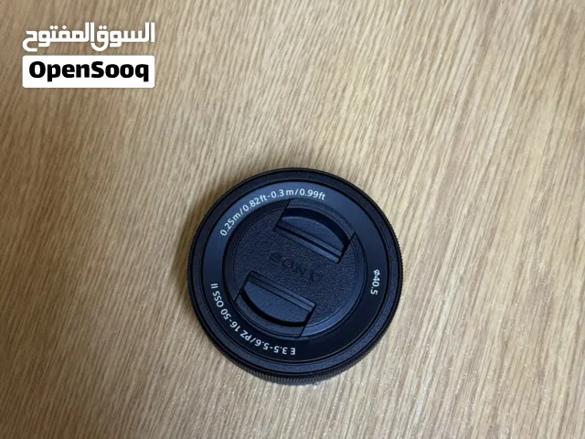 عدسة Sony E 18‐135mm f/3.5‐5.6 OSS (زوم أكبر للتصوير البعيد).  ￼