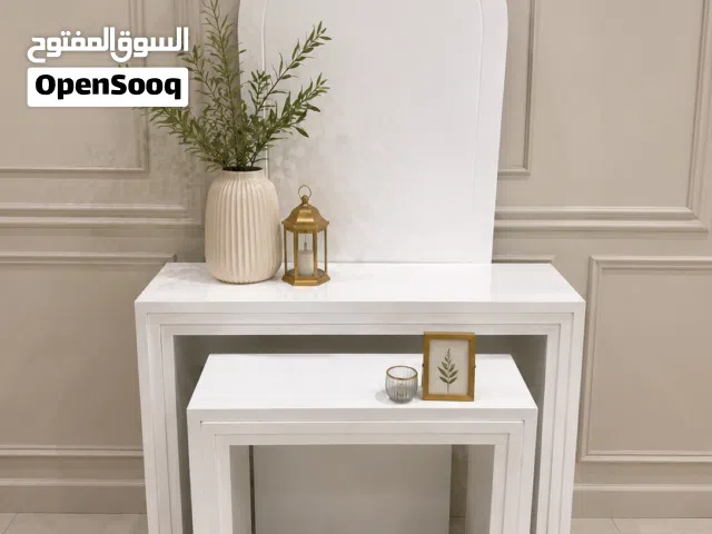 نفصل طاولات وخلفيه باسماء المواليد باللونين (ابيض -بني) للحفلات او الضيافه او الاثاث (الوصف)