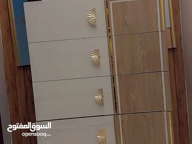 تواليت مع مرايه مستعمله بحاله الوكاله خشب لاتيه ضد العفونه