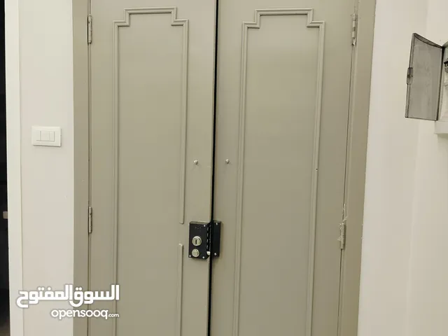 باب قديم صيانه حديثه زواق مودرن والقفل جديد المقاس: العرض 1.10 الارتفاع 2.20 المكان بن عاشور