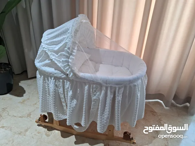 للبيع سرير اطفال مع ستاند خشبي