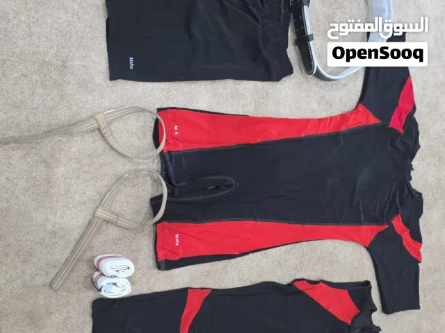 للبيع ملابس بطوله وتمرين للعبه رفع الاثقال و بور لفتنق وحزام رياضي وشداد يد بكميات كبيره