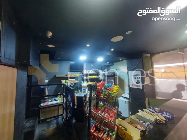 معرض تجاري مع سدة بابين للايجار في شارع عبدالله غوشة بمساحة بناء 110م