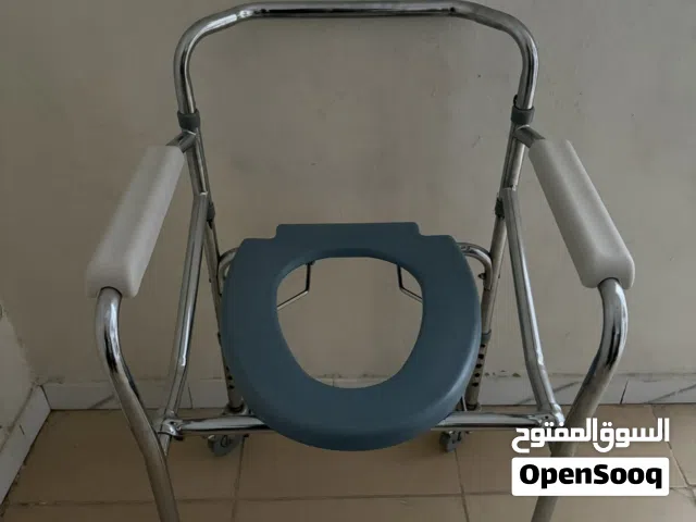 كرسي متحرك يستعمل لرفع المرضى وكبار السن بكل سهولة لدورة المياه