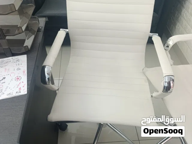 كرسي جلد ابيض