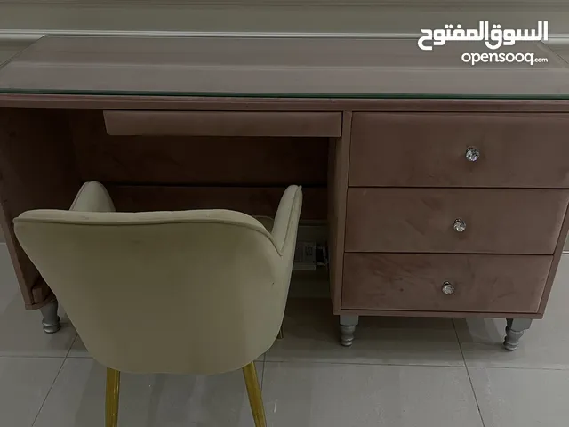 Velvet Study Desk with Chair – Great Condition مكتب دراسة مخملي مع كرسي – نظيف ومرتب