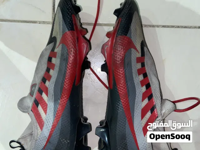 بوت نايك اصلي من الشركة للبيع بسبب انه صغر