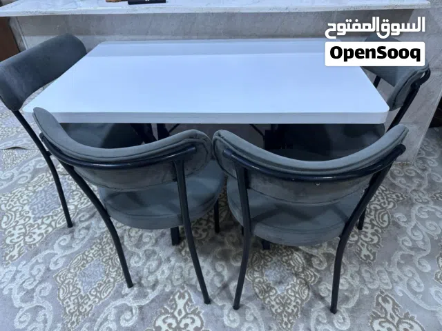 ميز طعام مع اربع كراسي