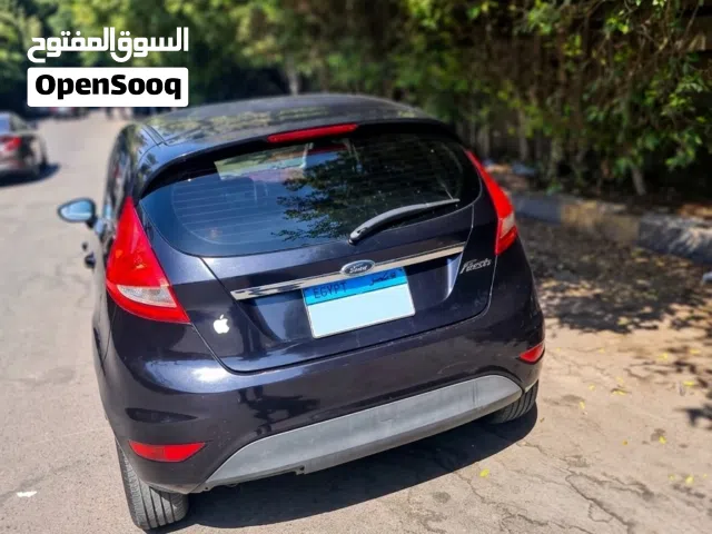 2012 فورد فييستا Standard