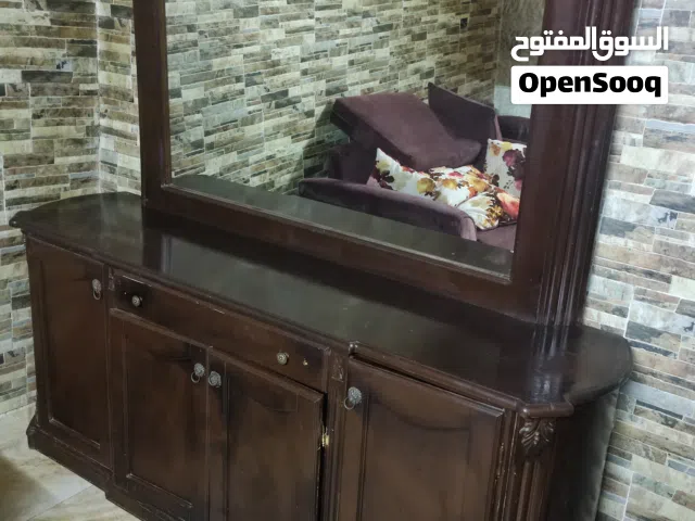 طاولة مدخل فخمه مع مراي كبيره بحالة جيده للبيع بسعر حرق