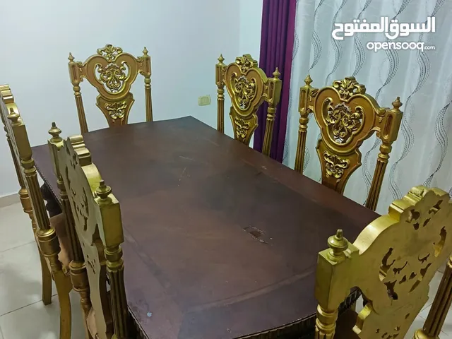 طاولة سفرة مع 6 كراسي للبيع حالتها جيدة جدا