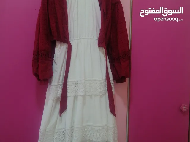 فستان ابيض و جاكيت خمري