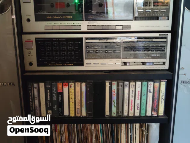 هذا الجهاز هو عبارة عن نظام صوتي عتيق (Vintage) من إنتاج شركة Fisher طراز Studio Standard