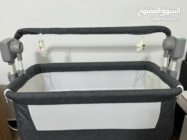 سرير اطفال هزاز كهربائي و يدوي / يفتح من جهة الام مع ريموت كونترول