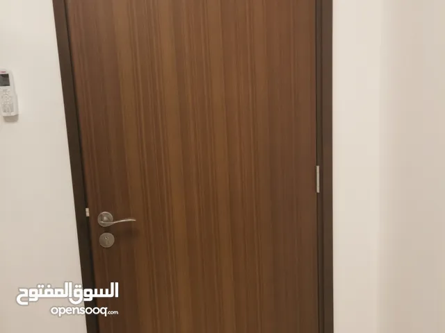 باب غرفه مستعمل شبه جديد للبيع مع الفريم (الإطار)