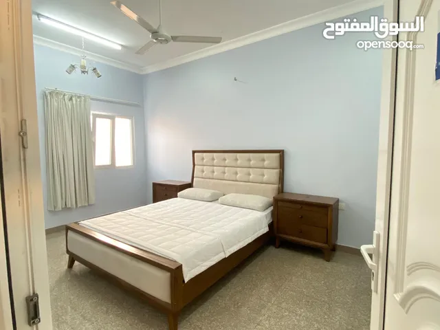 شقة واسعه وكبيرة راقيه للعوائل والمجموعات في مجمع سكني متكامل في الحيل الجنوبية