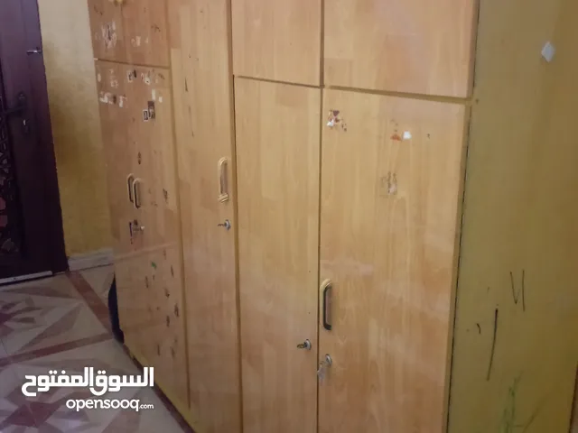 دولاب ملابس من 5 سدات وتلفزيون
