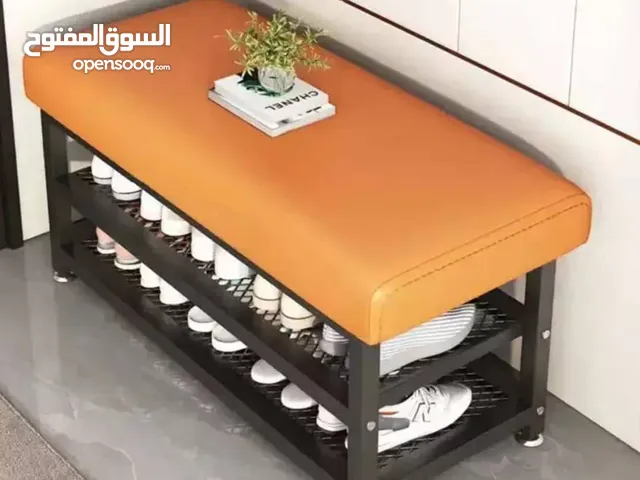 كرسي مريح مع مقعد مبطّن باللون البرتقالي وإطار معدني قوي باللون الأسود. مصمم ليجمع الراحه والاناقه