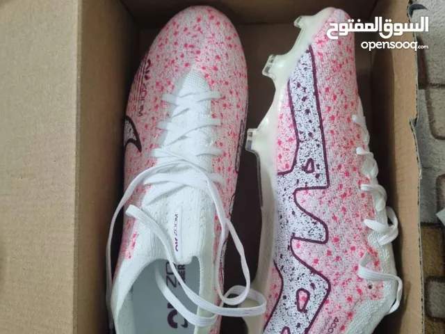 حذاء براغي للمعشب جديد مقاس 41 للبيع