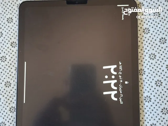 IPad Air 5 بحالة الوكالة ، تحت الكفالة ،جميع أغراضه