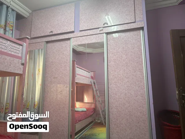 غرف نوم مع خزانه