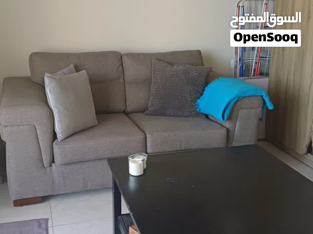 كنباية ثنائية مع طاولة خشب بلوط