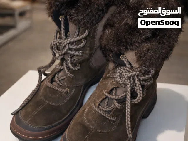 بوت شتوي نسائي MERRELL مبطن فرو – حالة ممتازة