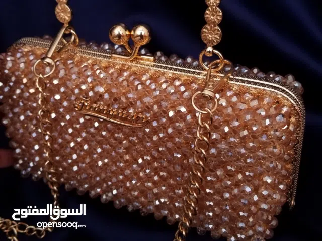حقيبة سهرة كريستالية بلمعة فاخرة هاند ميد راقية بتصميم فريد، توفرت حصرياً لدى لوكسيا للهاند ميد