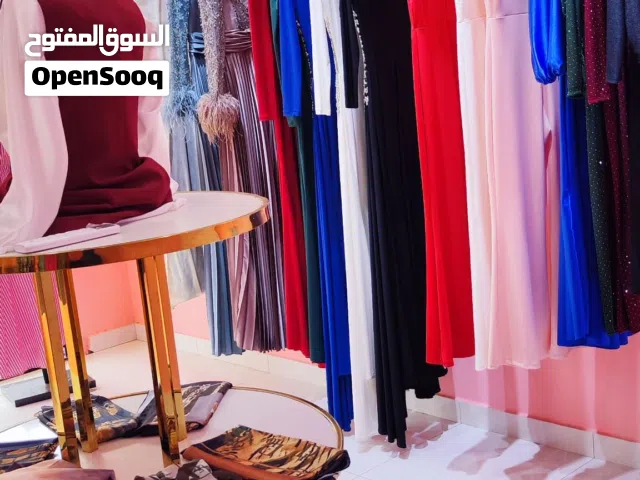 محل ملابس نسائية للايجار او بيع  بالديكور وبضاعته بسعر كزيوني