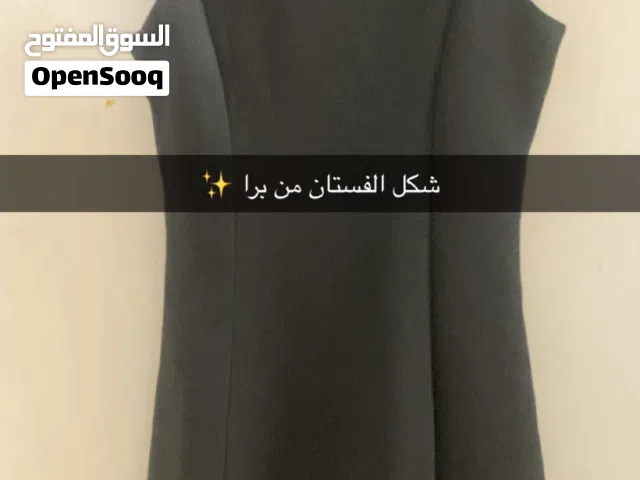 فستان اسود لسن المحير